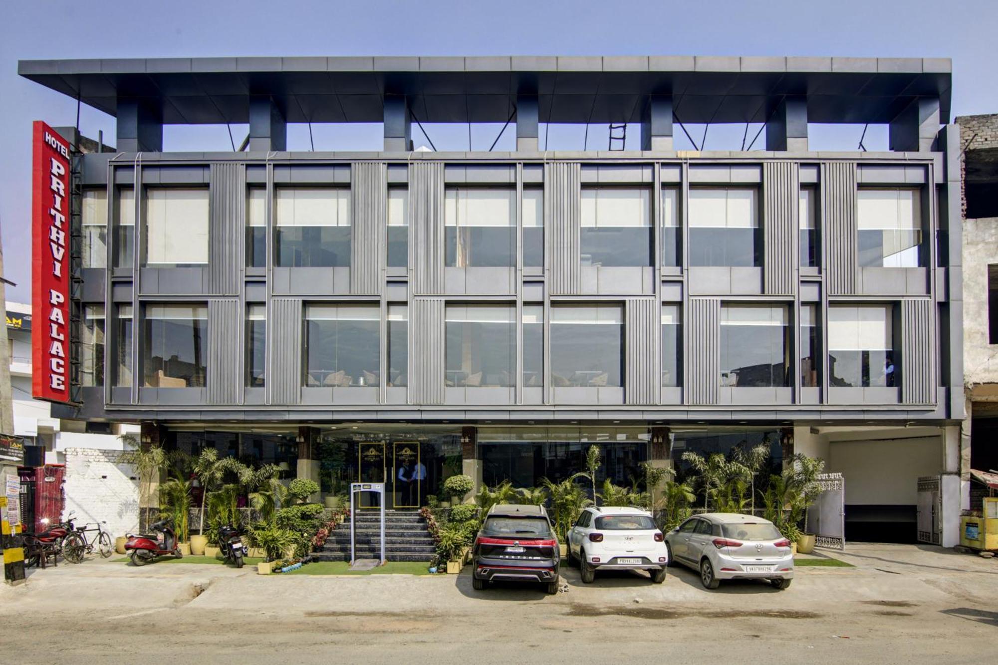 The Prithvi Near Delhi Airport 3*
